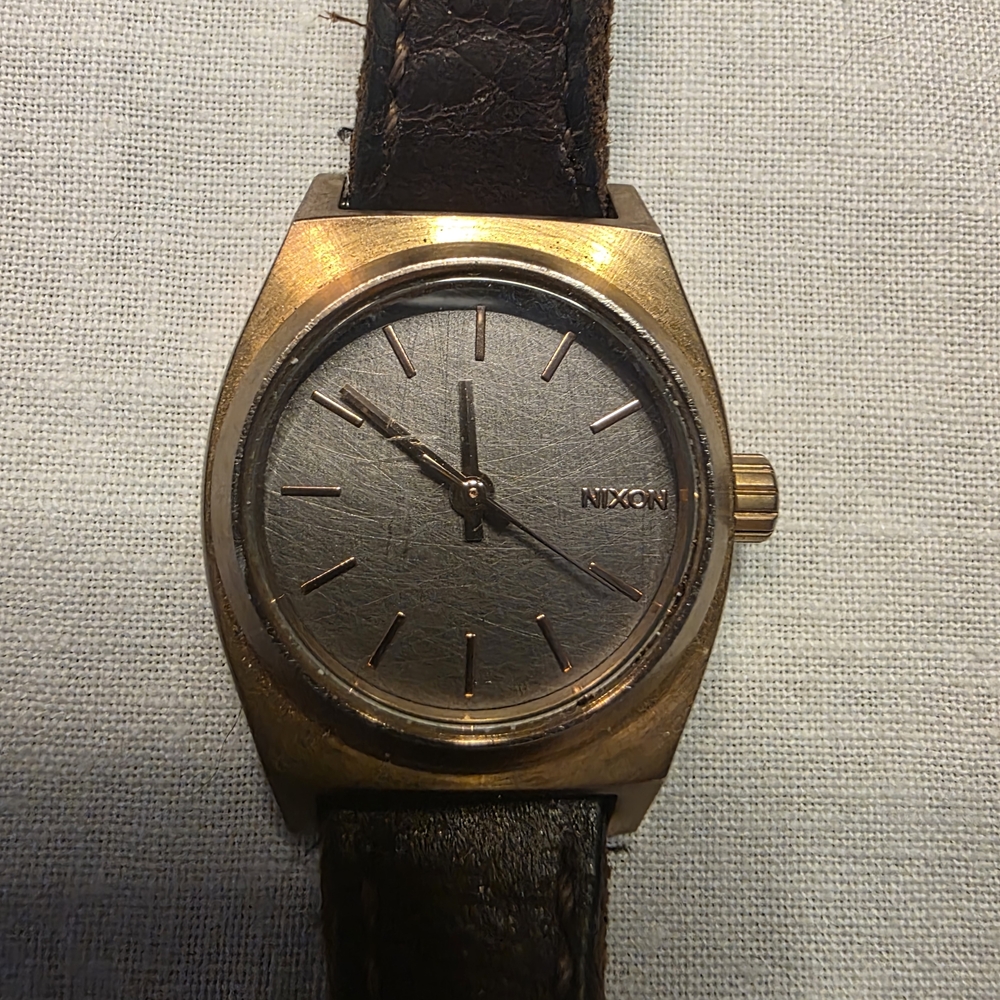 Beautiful Nixon Time Teller, The Small Time-Teller Nixon Minimized NEEDS BATTERY